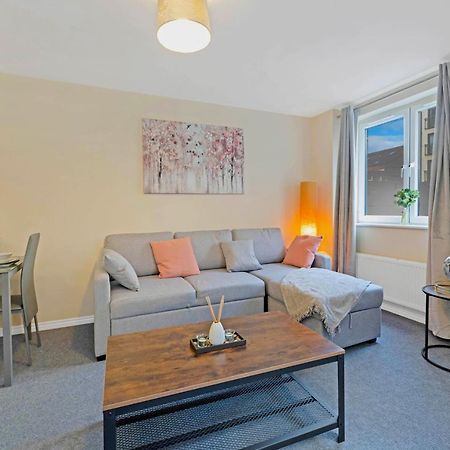 Modern & Spacious 2 Bedroom Serviced Apartment Next To Lochend Park - Private Underground Parking & Lift Available - Close To Edinburgh City Centre Dış mekan fotoğraf