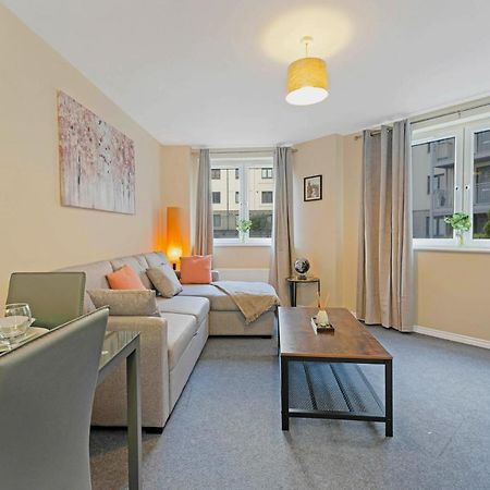 Modern & Spacious 2 Bedroom Serviced Apartment Next To Lochend Park - Private Underground Parking & Lift Available - Close To Edinburgh City Centre Dış mekan fotoğraf