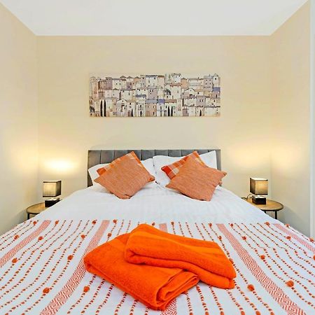 Modern & Spacious 2 Bedroom Serviced Apartment Next To Lochend Park - Private Underground Parking & Lift Available - Close To Edinburgh City Centre Dış mekan fotoğraf