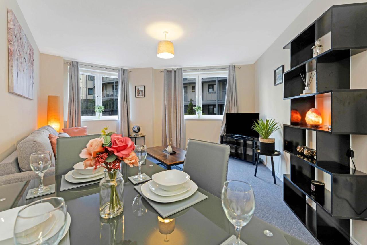 Modern & Spacious 2 Bedroom Serviced Apartment Next To Lochend Park - Private Underground Parking & Lift Available - Close To Edinburgh City Centre Dış mekan fotoğraf