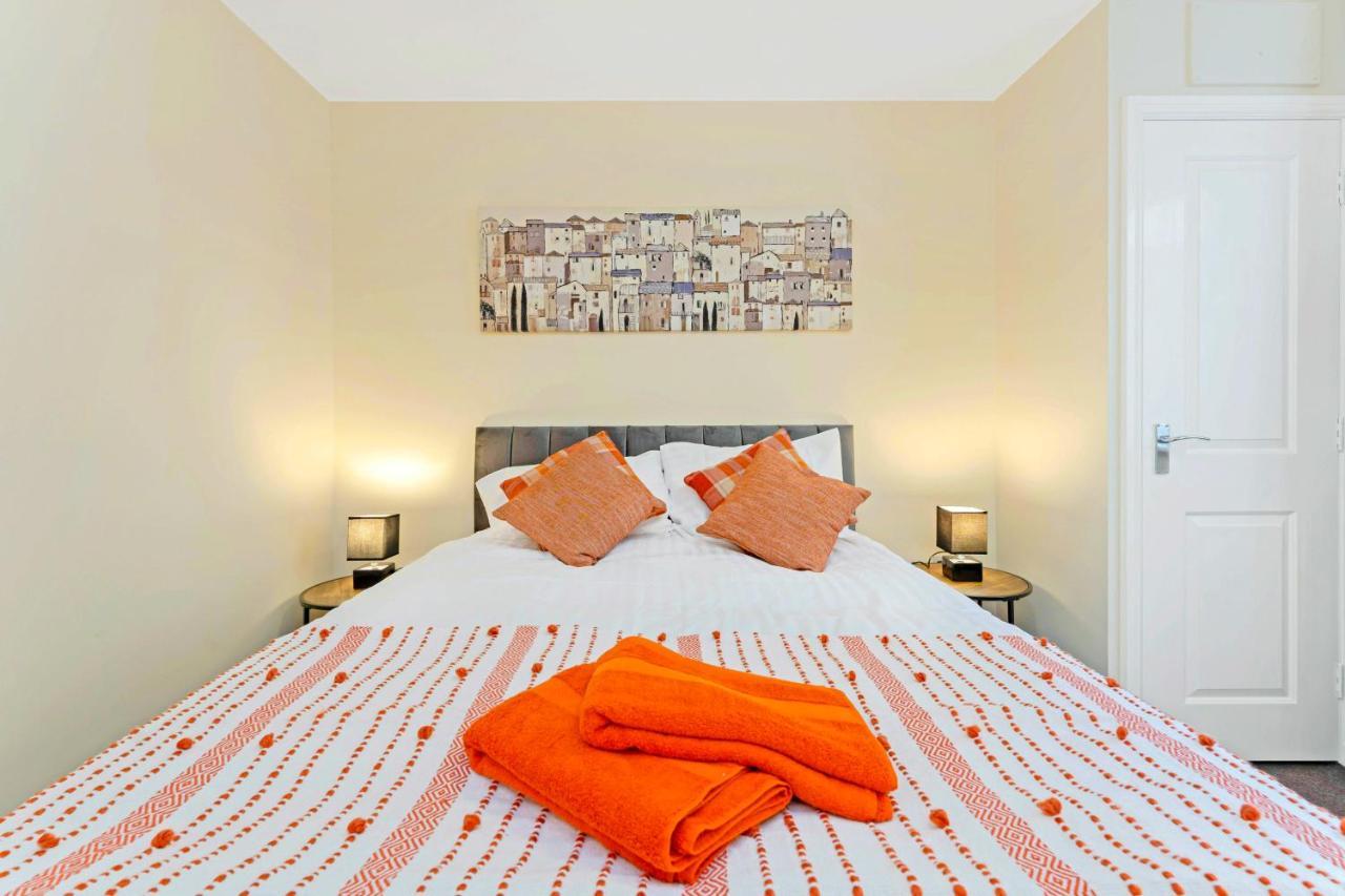 Modern & Spacious 2 Bedroom Serviced Apartment Next To Lochend Park - Private Underground Parking & Lift Available - Close To Edinburgh City Centre Dış mekan fotoğraf