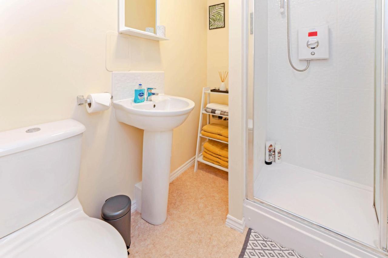 Modern & Spacious 2 Bedroom Serviced Apartment Next To Lochend Park - Private Underground Parking & Lift Available - Close To Edinburgh City Centre Dış mekan fotoğraf