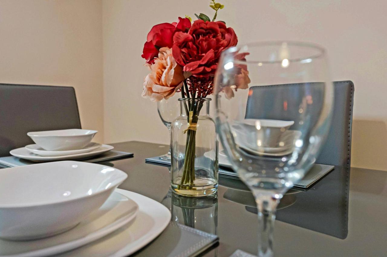Modern & Spacious 2 Bedroom Serviced Apartment Next To Lochend Park - Private Underground Parking & Lift Available - Close To Edinburgh City Centre Dış mekan fotoğraf