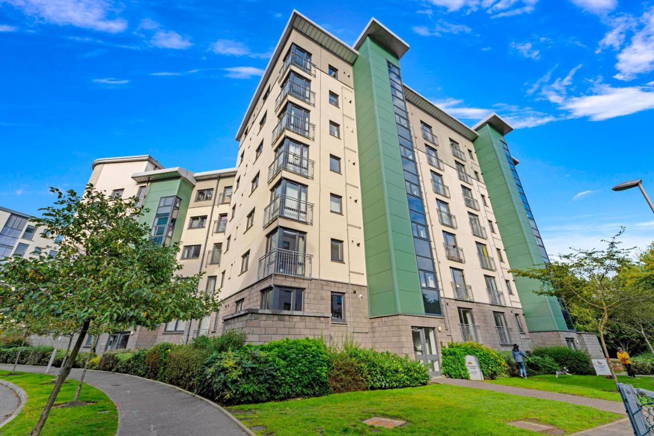 Modern & Spacious 2 Bedroom Serviced Apartment Next To Lochend Park - Private Underground Parking & Lift Available - Close To Edinburgh City Centre Dış mekan fotoğraf
