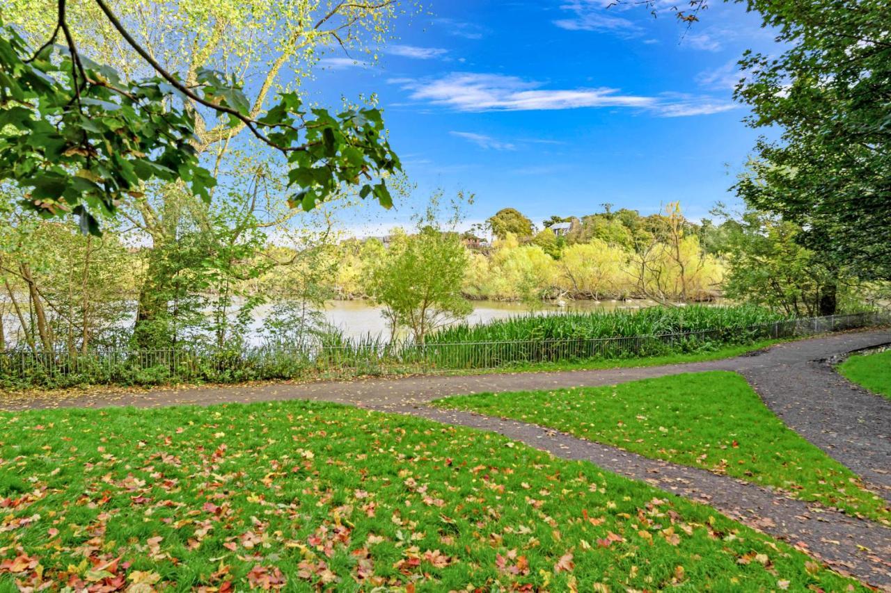 Modern & Spacious 2 Bedroom Serviced Apartment Next To Lochend Park - Private Underground Parking & Lift Available - Close To Edinburgh City Centre Dış mekan fotoğraf