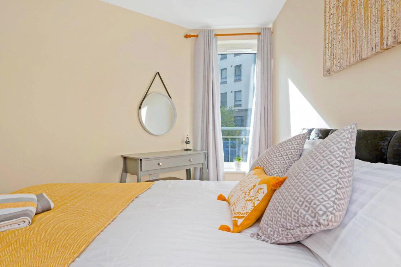 Modern & Spacious 2 Bedroom Serviced Apartment Next To Lochend Park - Private Underground Parking & Lift Available - Close To Edinburgh City Centre Dış mekan fotoğraf