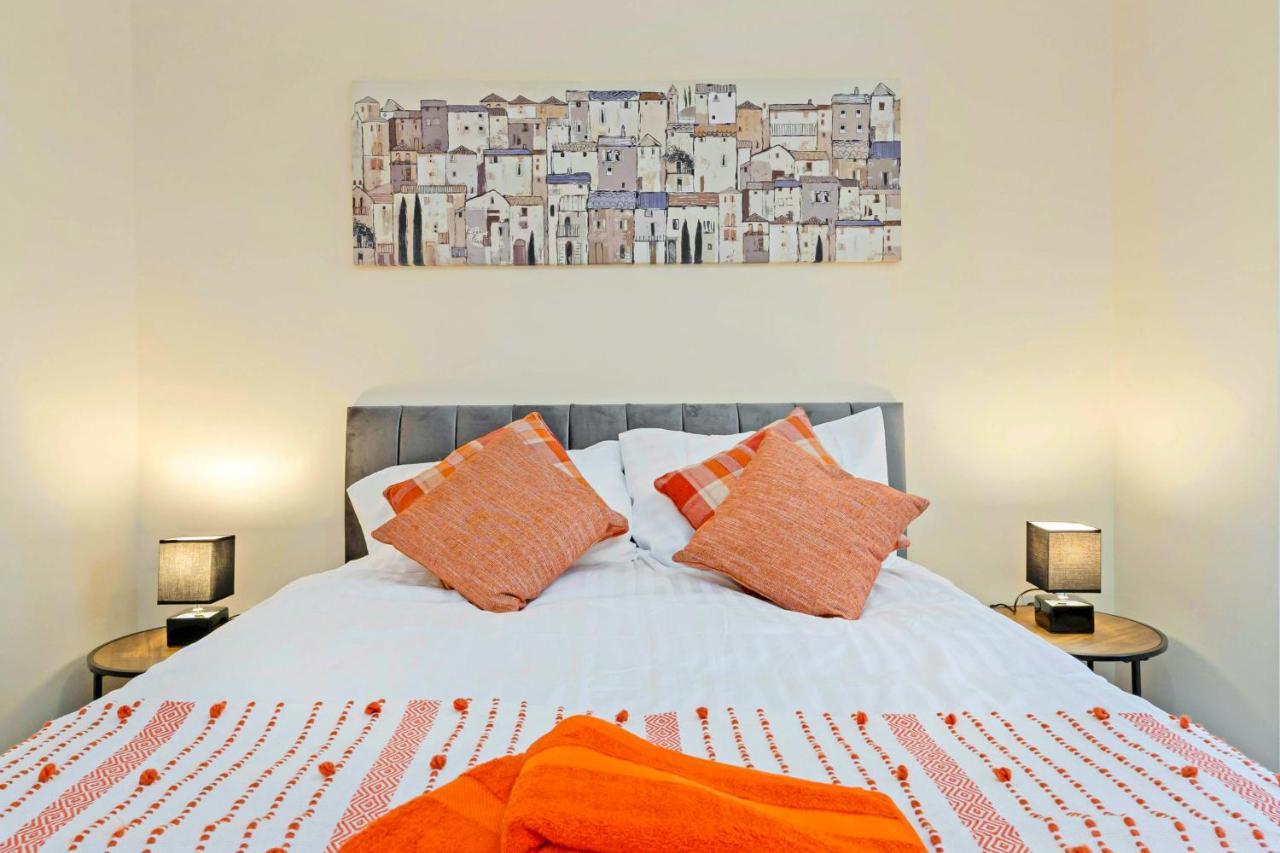 Modern & Spacious 2 Bedroom Serviced Apartment Next To Lochend Park - Private Underground Parking & Lift Available - Close To Edinburgh City Centre Dış mekan fotoğraf