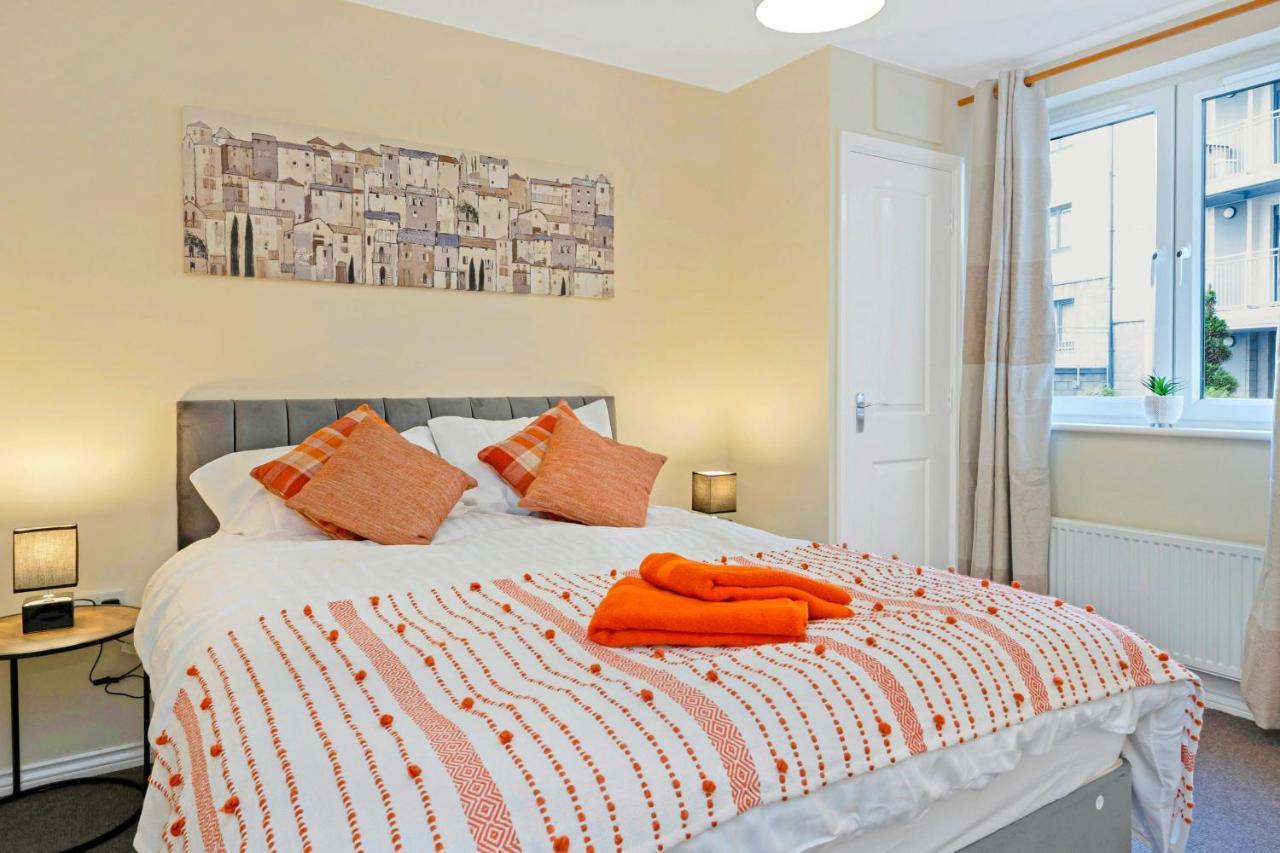 Modern & Spacious 2 Bedroom Serviced Apartment Next To Lochend Park - Private Underground Parking & Lift Available - Close To Edinburgh City Centre Dış mekan fotoğraf