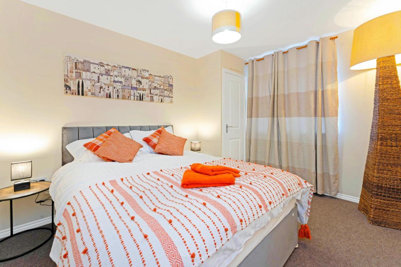 Modern & Spacious 2 Bedroom Serviced Apartment Next To Lochend Park - Private Underground Parking & Lift Available - Close To Edinburgh City Centre Dış mekan fotoğraf